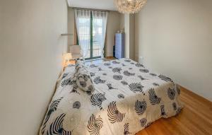 Ένα ή περισσότερα κρεβάτια σε δωμάτιο στο 4 Bedroom Amazing Home In Ortigueira