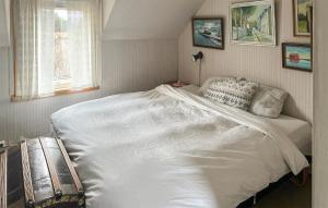 een slaapkamer met een groot wit bed in een kamer bij 4 Bedroom Beach Front Home In Smla in Smøla