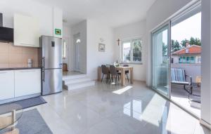Η κουζίνα ή μικρή κουζίνα στο 2 Bedroom Lovely Apartment In Barbat
