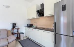 Η κουζίνα ή μικρή κουζίνα στο 2 Bedroom Lovely Apartment In Barbat