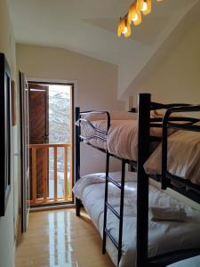 a room with two bunk beds and a window at BUENAVISTA LUXURY in Sierra Nevada