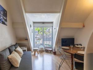 una sala de estar con un sofá y una mesa en Appartement T2 à Cauterets, proche télécabine avec parking et local ski - FR-1-401-198, en Cauterets