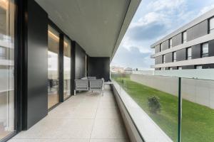 un balcone vuoto con vista su un edificio di GuestReady - Amazing Modern home near the beach a Vila Nova de Gaia