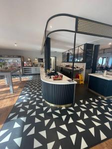 オックスフォードにあるOxford University Clubの店内に食品カウンターがあるショッピングセンター +7枚の写真