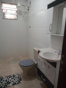 a bathroom with a toilet and a sink at Residencial Barbosa - Apto 302 in Macaé