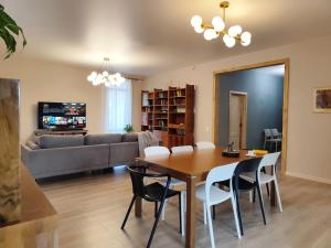 Gallery image of HYGGE HOME уютный коттедж с террасой и баней для проживания нескольких семей in Besqaynar