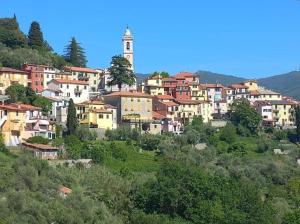 grupa domów na wzgórzu z wieżą zegarową w obiekcie Camera tra le Cinque Terre, Camogli e Portofino. Vista valle e scorcio mare all'orizzonte w mieście Castiglione Chiavarese