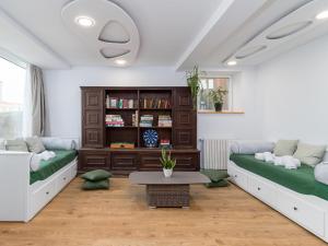 uma sala de estar com dois sofás e uma mesa em Espectacular apartamento en el Sardinero em Santander