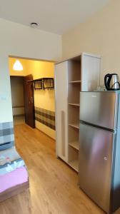 ワルシャワにあるHenrixのキッチン(冷蔵庫付)が備わる客室です。