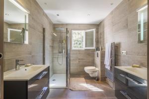 Un baño con inodoro, lavabo y ducha. en San Quilico - Maison climatisée piscine vue mer, en Aregno