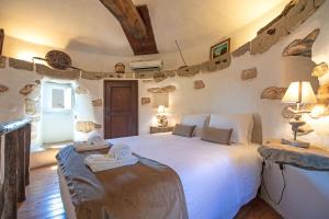 een slaapkamer met een groot wit bed en een raam bij Quinta Molinum Ad Mare in Boliqueime +37 foto's