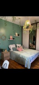 Un dormitorio con una cama grande y un espejo. en Maison conviviale de caractère, en Colombes