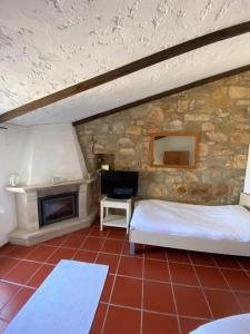 1 dormitorio con 2 camas y chimenea en Rabacal Hotel Suite B&B with pool, en Chanca