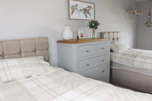 Säng eller sängar i ett rum på Seabreeze Cottage 2 bedroom - Sleeps 6 - Bron-Y-Wendon Holiday Park