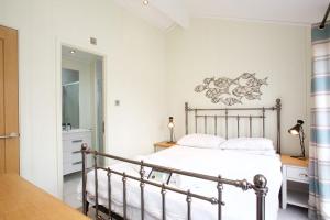 1 dormitorio con cama y espejo en Braidhaugh Holiday Lodge and Glamping Park, en Crieff