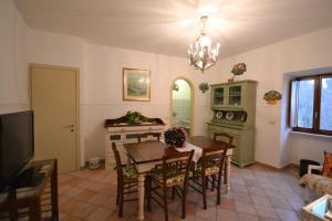 eine Küche und ein Esszimmer mit einem Tisch und Stühlen in der Unterkunft Casale Torre Madre in Assisi