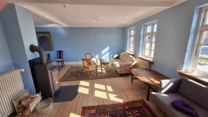 uma sala de estar com um sofá e um fogão a lenha em Room in Ubby (Near Kalundborg) em Kalundborg