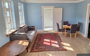 ein Wohnzimmer mit einem Sofa und einem Tisch in der Unterkunft Room in Ubby (Near Kalundborg) in Kalundborg