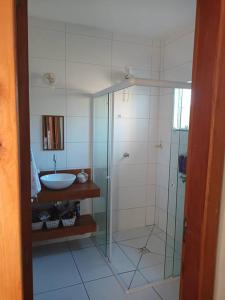y baño con ducha acristalada y lavamanos. en Casa em São Francisco do Sul, Praia do Ervino, en São Francisco do Sul