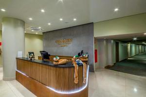 um átrio de um hotel com recepção em Laghetto Resort Golden Gramado em Gramado