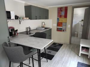 uma cozinha com mesa e cadeiras num quarto em Garden Home em Törökbálint