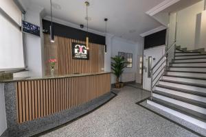 Un vestíbulo con escaleras y un cartel que dice en Hotel Gabriel y Galán, en Salamanca