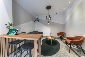 una sala de estar con una mesa y sillas en Hotel Gabriel y Galán, en Salamanca