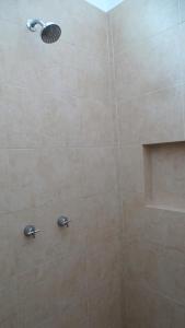 łazienka z prysznicem z głowicą prysznicową w obiekcie Sunset w mieście El Desengaño