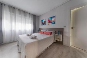 Un dormitorio con una cama con un osito de peluche. en Hotel Gabriel y Galán, en Salamanca