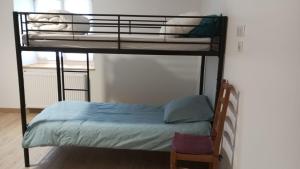 מיטה או מיטות קומותיים בחדר ב-Gite de la margeride