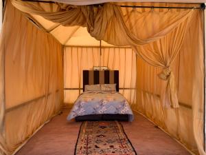 1 dormitorio con 1 cama en una tienda de campaña en la casa de othmane en Marrakech