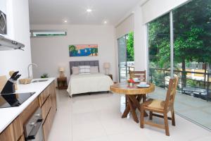 uma cozinha e sala de estar com uma cama e uma mesa em Riviera Residences em Guanacaste
