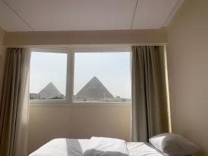 Una cama o camas en una habitación de Memphis Pyramids View
