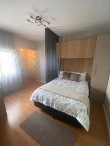 um quarto com uma cama grande em um quarto em Studio central com Garagem em Pelotas