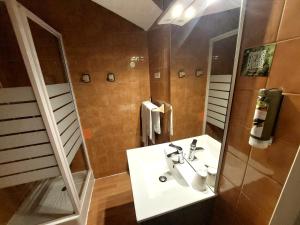 a bathroom with a sink and a mirror at Logis Hotels - La Table d'Antan - Hôtel 2 étoiles et Restaurant in Bon-Encontre