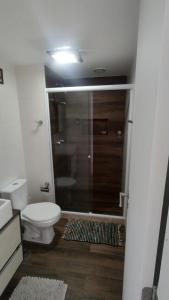 Un pequeño baño con inodoro y ducha. en Centro de Convenções Riocentro - O melhor para mais de 2 hóspedes - Shows Rio de Janeiro, RioStay Flat - Cidade do Rock - Jeunesse Arena - Parque Olimpico - Apartamento Duplo Completo, en Río de Janeiro