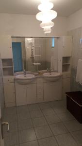 Et badeværelse på Blue Lagoon Spas Montauban