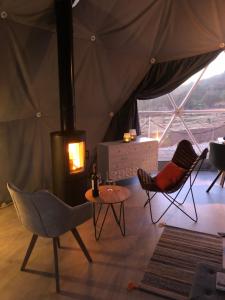 Een zitgedeelte bij Glamping Casa Esteval