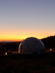 De zonsopgang of zonsondergang vanuit de luxe tent