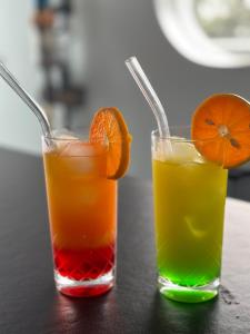 twee cocktails op een tafel met sinaasappelschijfjes bij Glamping Casa Esteval in Rocha Amarela +37 foto's