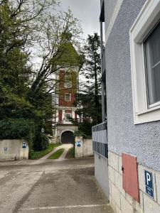 a building with a clock tower in the middle of a street at Apartment Am Weißenberg 2 in Neuhofen an der Krems