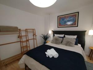 ein Schlafzimmer mit einem großen Bett und zwei weißen Handtüchern in der Unterkunft Chambres d'Hôtes et Gîtes- L'Abri sous Roche in Tautavel