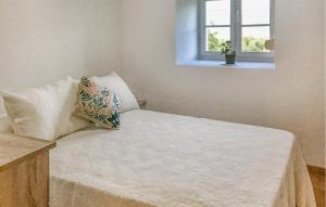 Ένα ή περισσότερα κρεβάτια σε δωμάτιο στο Amazing Home In Ortigueira With Wifi