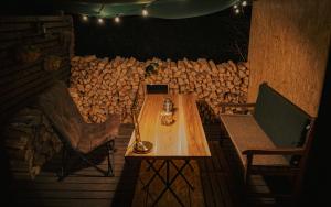 安曇野市にあるAzumino Salonの薪の部屋の木製テーブルと椅子