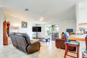 Televiisor ja/või meelelahutuskeskus majutusasutuses Dreamy Home on Lake Istokpoga with Dock and Views!