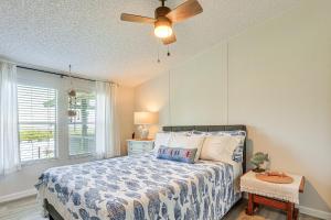 Voodi või voodid majutusasutuse Dreamy Home on Lake Istokpoga with Dock and Views! toas