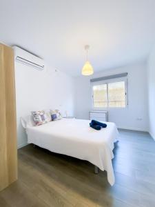 Posteľ alebo postele v izbe v ubytovaní 3 rooms Balneario Pedregalejo