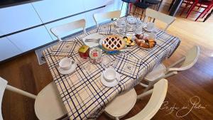 een tafel met een bord eten erop bij Tenuta Costa dei platani, casa dei platani in Acqui Terme
