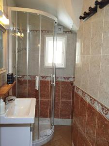 ein Bad mit einer Dusche und einem Waschbecken in der Unterkunft Chambres d'Hôtes et Gîtes- L'Abri sous Roche in Tautavel