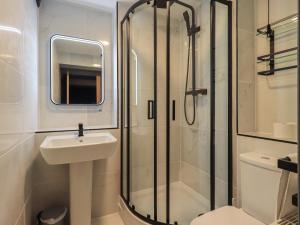a bathroom with a shower and a sink at Tipsy Bee in Windermere +23 photos